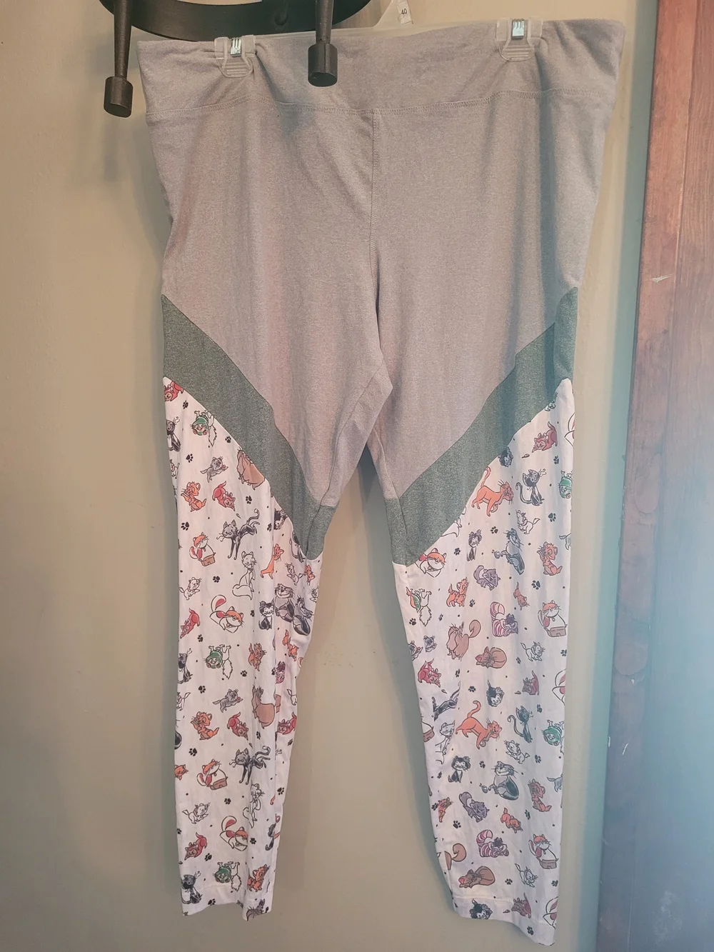Disney Parks Cat Print Leggings With Gray Top Size XL